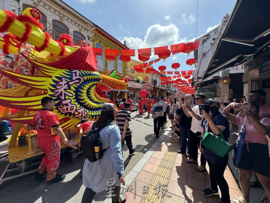 马中友谊祥龙游街 | 穿梭市区增添年味 巨龙舞动游客惊喜