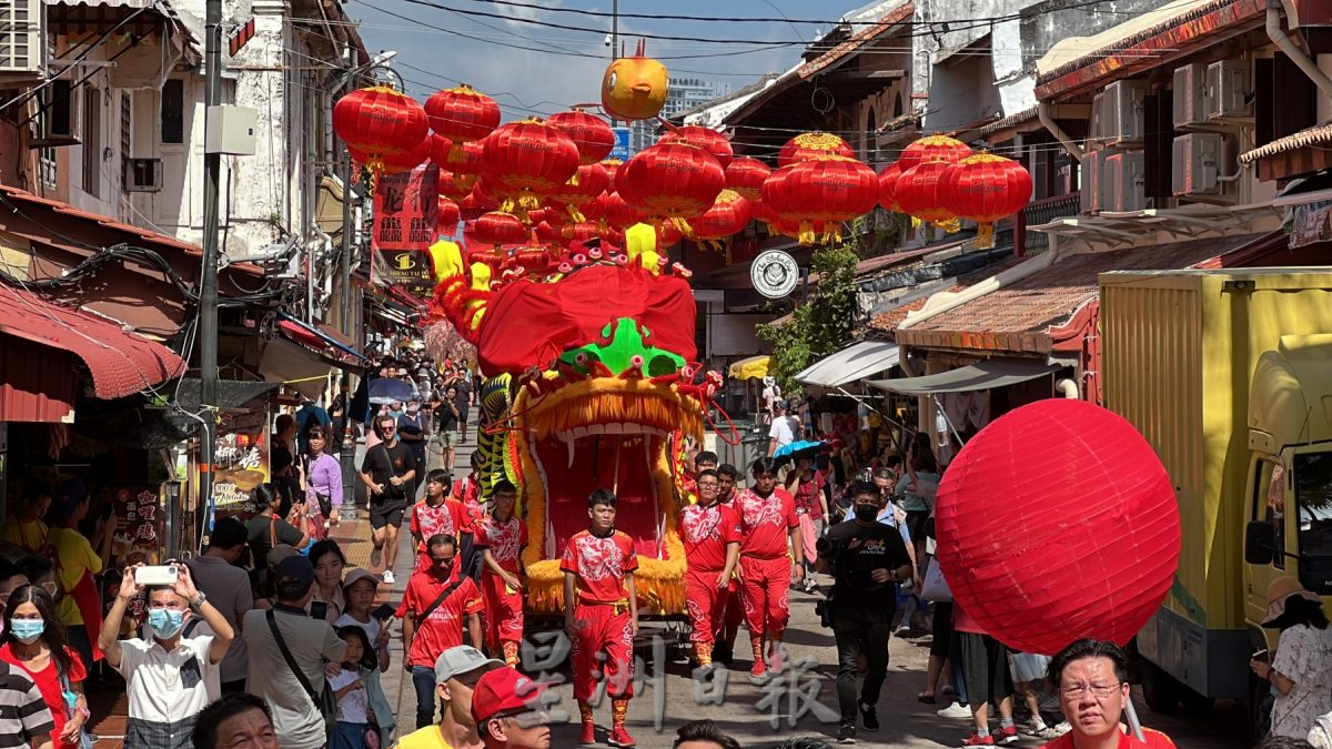 马中友谊祥龙游街 | 穿梭市区增添年味 巨龙舞动游客惊喜
