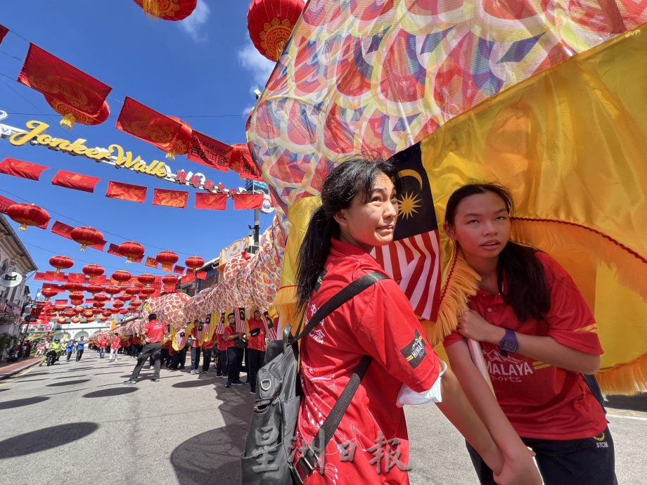 马中友谊祥龙游街 | 穿梭市区增添年味 巨龙舞动游客惊喜