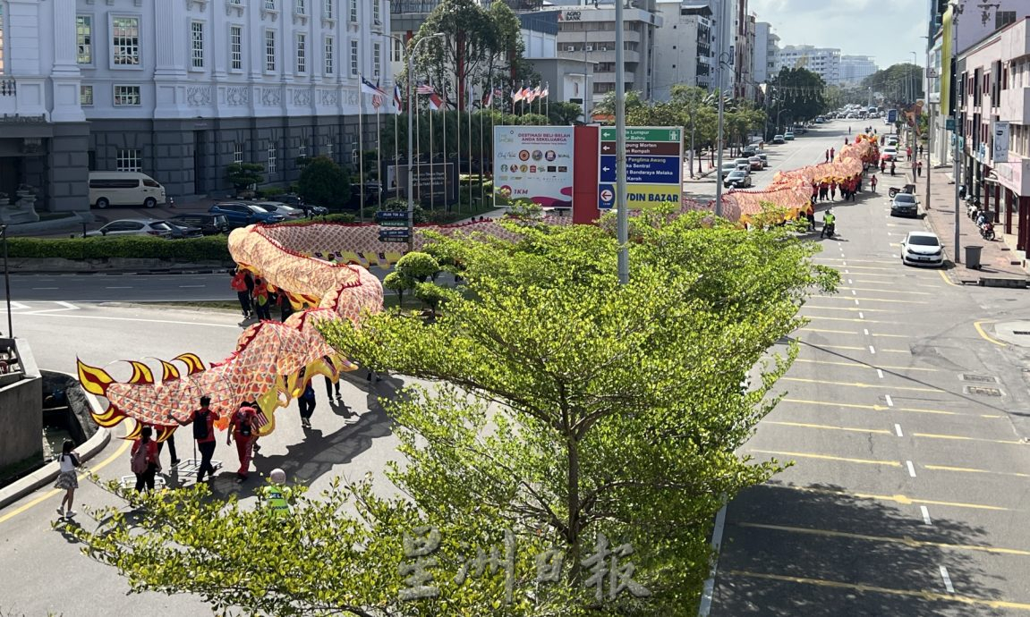 马中友谊祥龙游街 | 穿梭市区增添年味 巨龙舞动游客惊喜