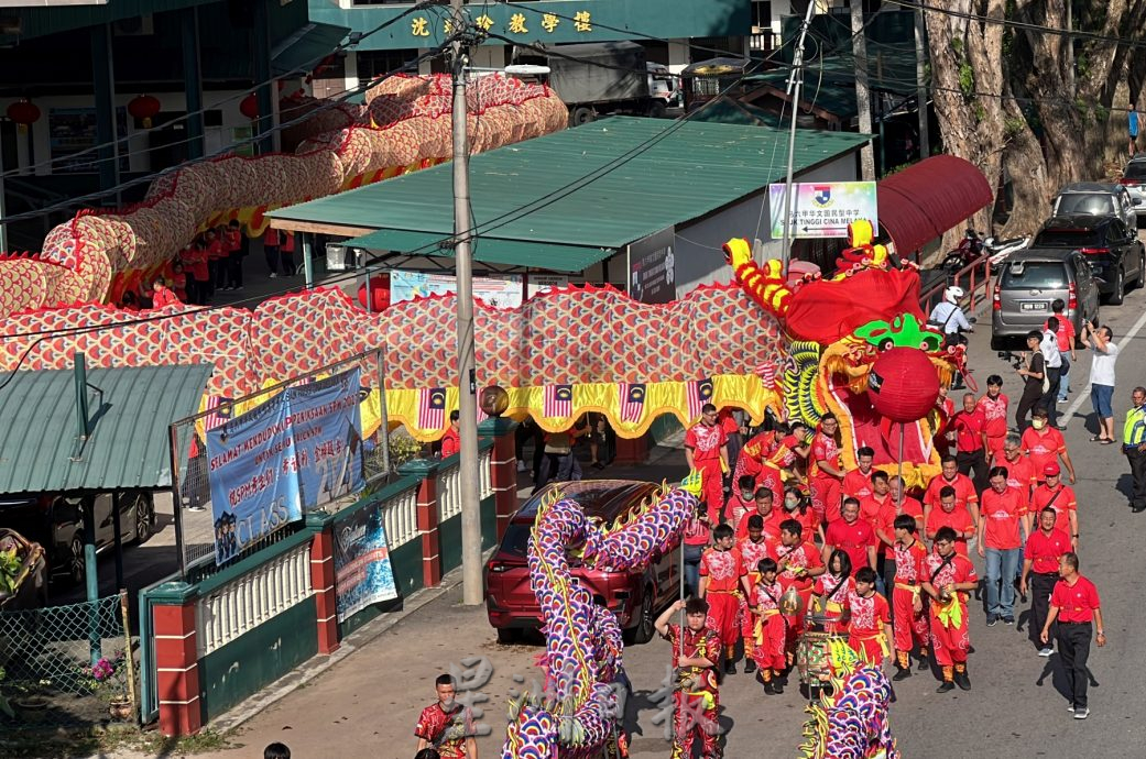 马中友谊祥龙游街 | 穿梭市区增添年味 巨龙舞动游客惊喜