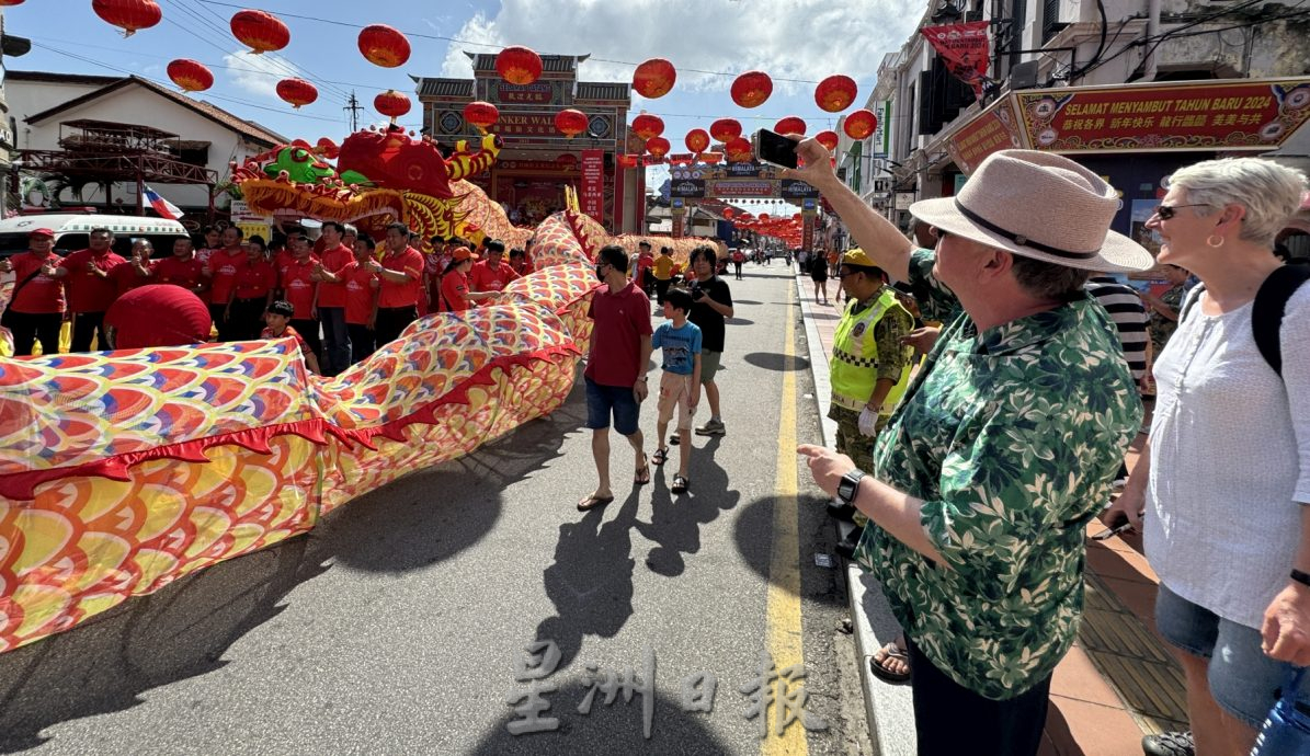 马中友谊祥龙游街 | 穿梭市区增添年味 巨龙舞动游客惊喜