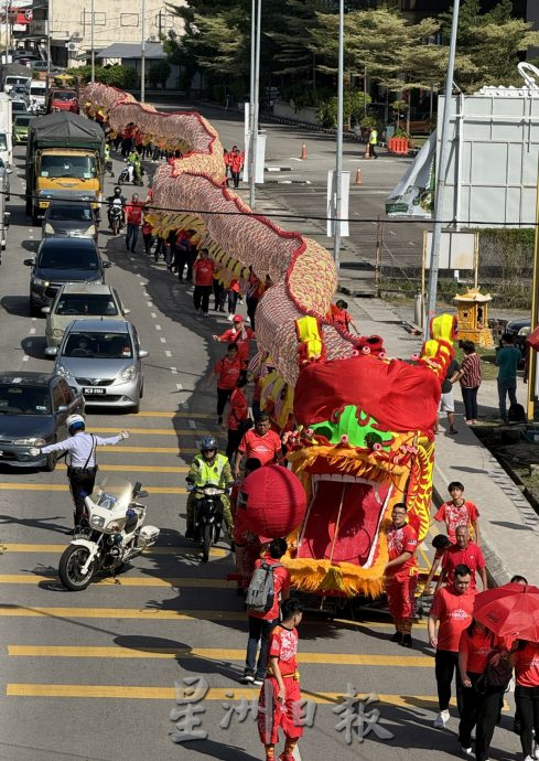 马中友谊祥龙游街 | 穿梭市区增添年味 巨龙舞动游客惊喜