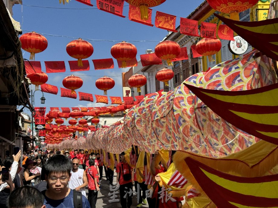 马中友谊祥龙游街 | 穿梭市区增添年味 巨龙舞动游客惊喜