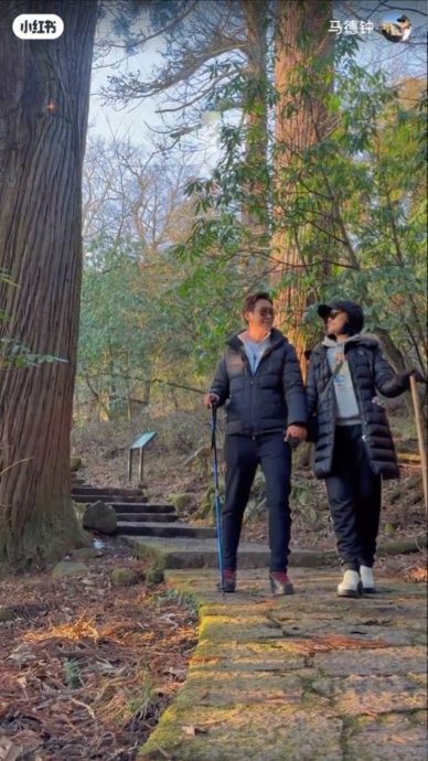 马德钟偕妻登山看夕阳 全程1贴心举动网狂夸