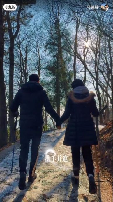 马德钟偕妻登山看夕阳 全程1贴心举动网狂夸