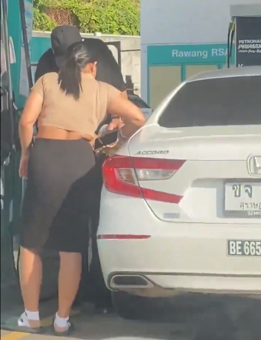 驾泰车添RON95汽油 网民轰:员工还帮忙摇车添满油!