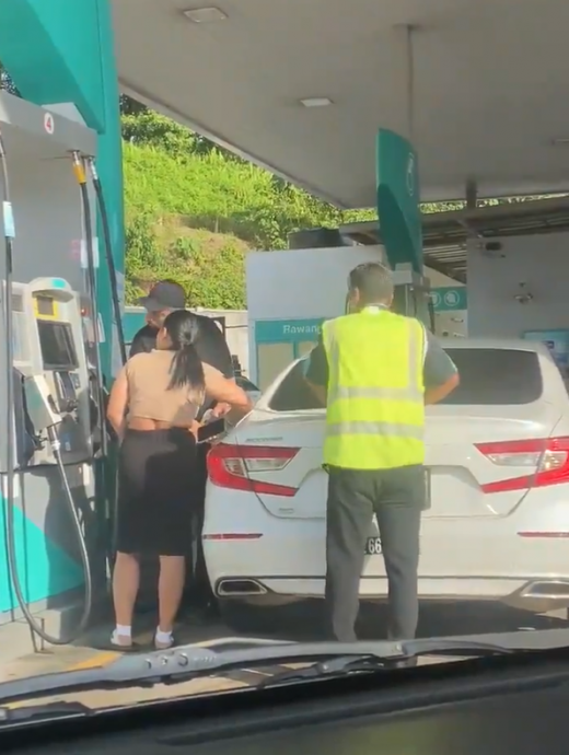 驾泰车添RON95汽油 网民轰:员工还帮忙摇车添满油!