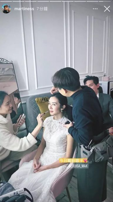 麦明诗婚照曝光 传3月嫁飞机师男友