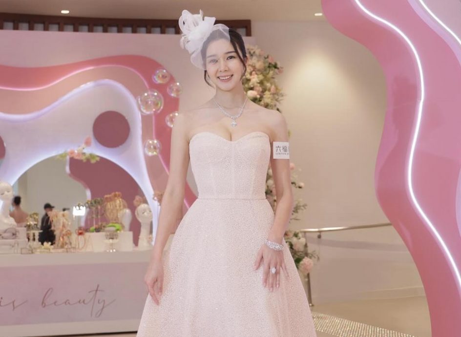 麦明诗婚照曝光 传3月嫁飞机师男友