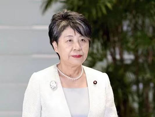 麻生太郎称日本外相“大妈”,说她“长得不算漂亮”被批“性骚扰