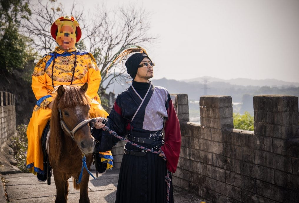 黄袍维尼演习主席？ 黄明志新歌被指辱华