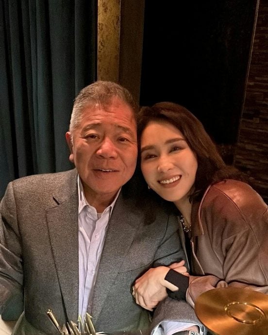 黎姿结婚15周年晒全家福 与老公头贴头放闪