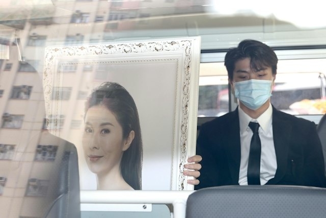 黎淑贤出殡 4子哀伤送别　 