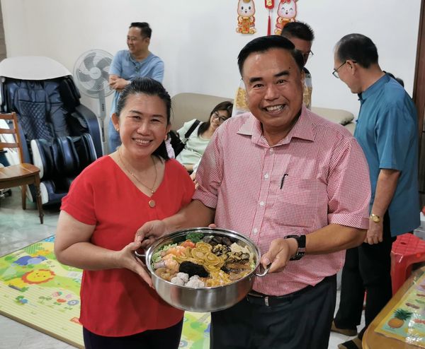 (1月13日)有故事的人:“泥机佬”跨界当上学校董事长