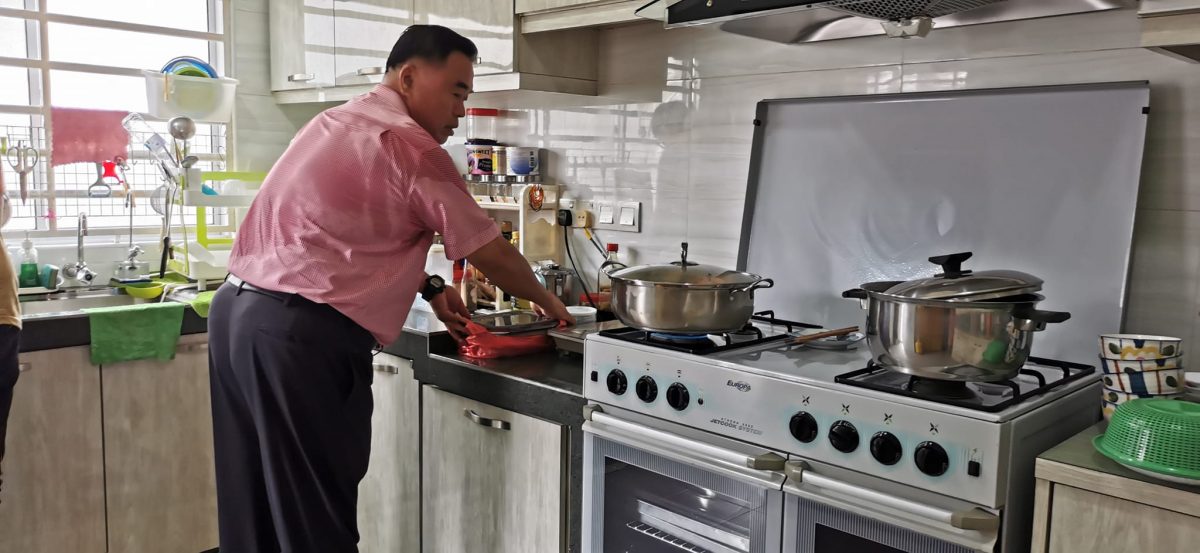 (1月13日)有故事的人:“泥机佬”跨界当上学校董事长