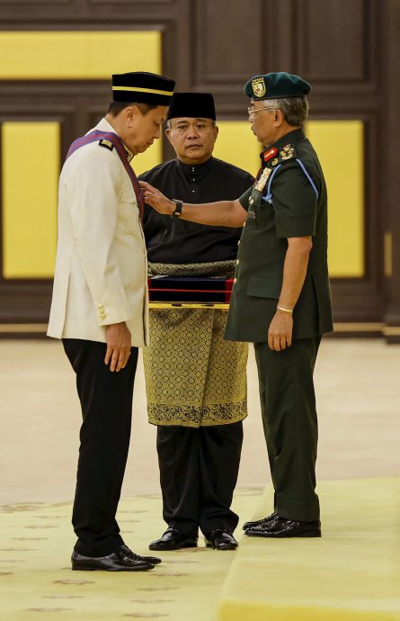 (2图)国家元首颁授勋章.陆军首长 & 华裔商人王惠临受封丹斯里