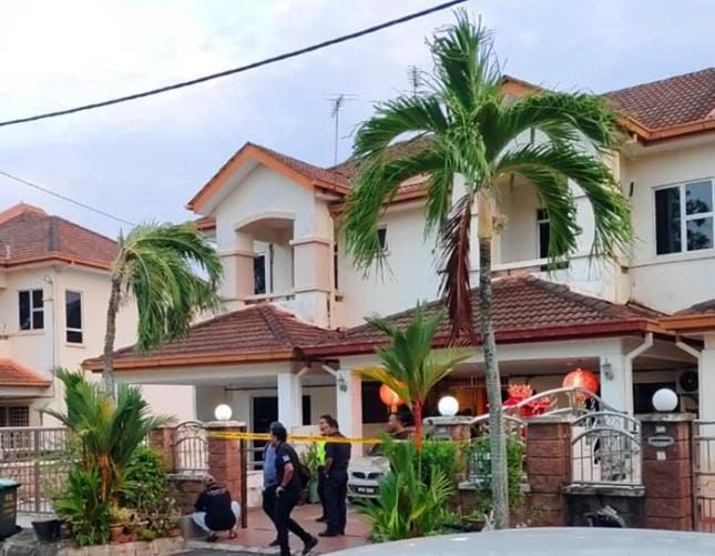 (全国版)患有忧郁症的40余岁华裔男子在屋前切腹再割喉自尽