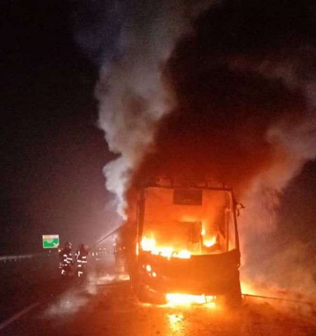 长巴撞倒在路旁的摩托着火，1死4伤