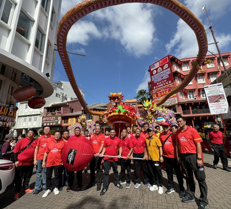 （全国）588尺长“马中友谊祥龙”上街游行