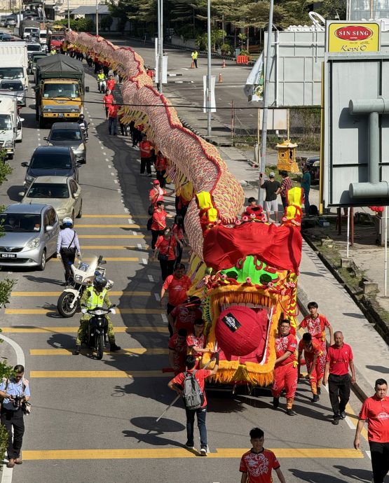 （全国）588尺长“马中友谊祥龙”上街游行