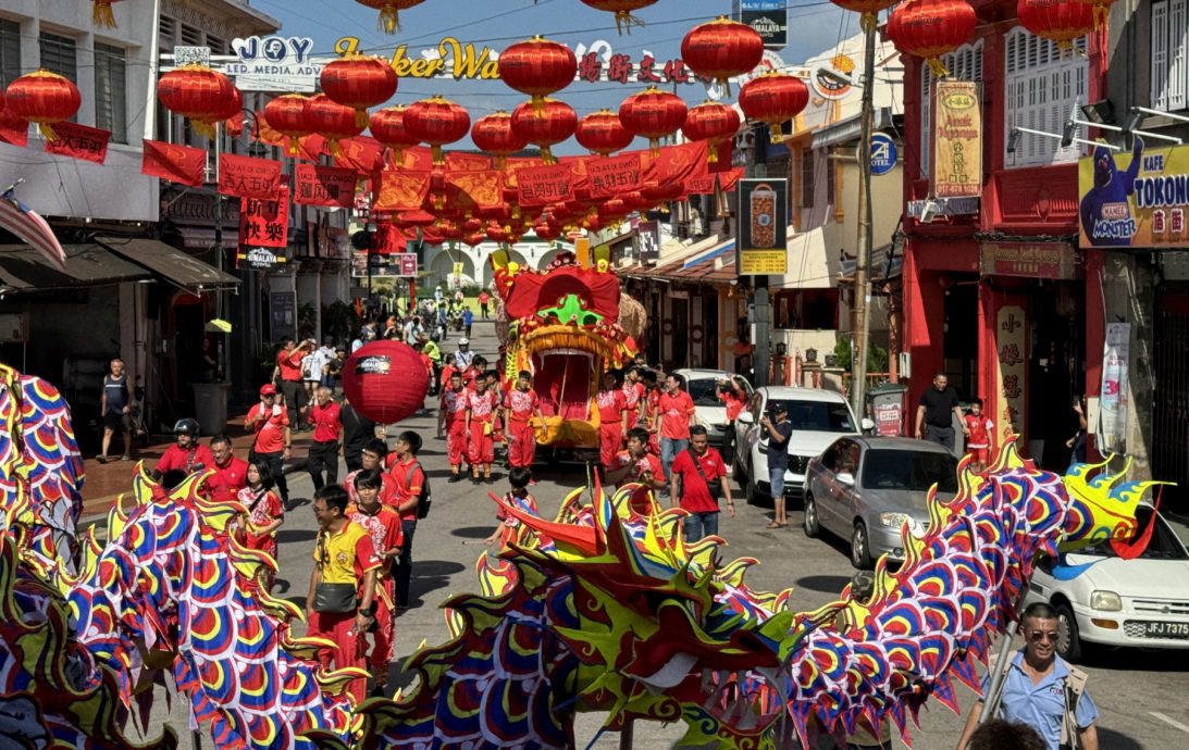 （全国）588尺长“马中友谊祥龙”上街游行