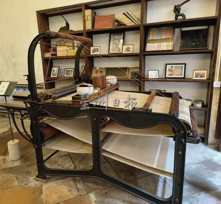 （古城封底主文）《用眼睛去旅游》：洛阳印务局