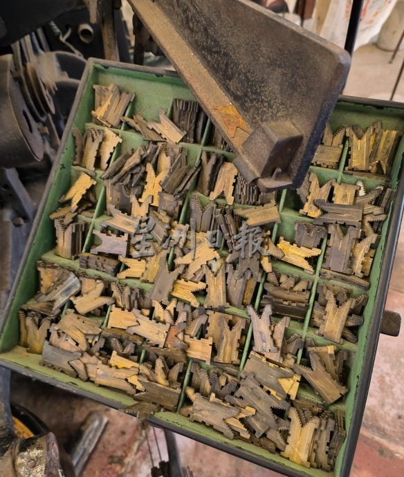 （古城封底主文）《用眼睛去旅游》：洛阳印务局