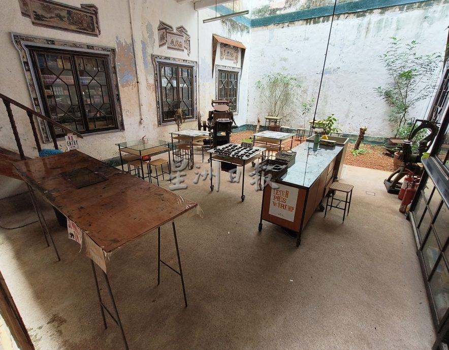 （古城封底主文）《用眼睛去旅游》：洛阳印务局