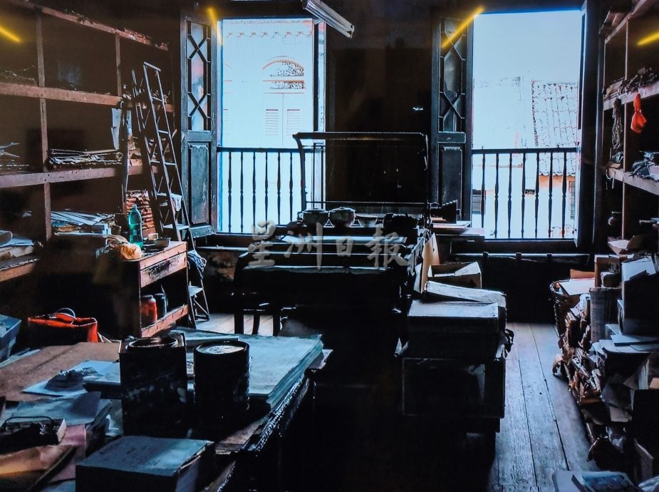 （古城封底主文）《用眼睛去旅游》：洛阳印务局