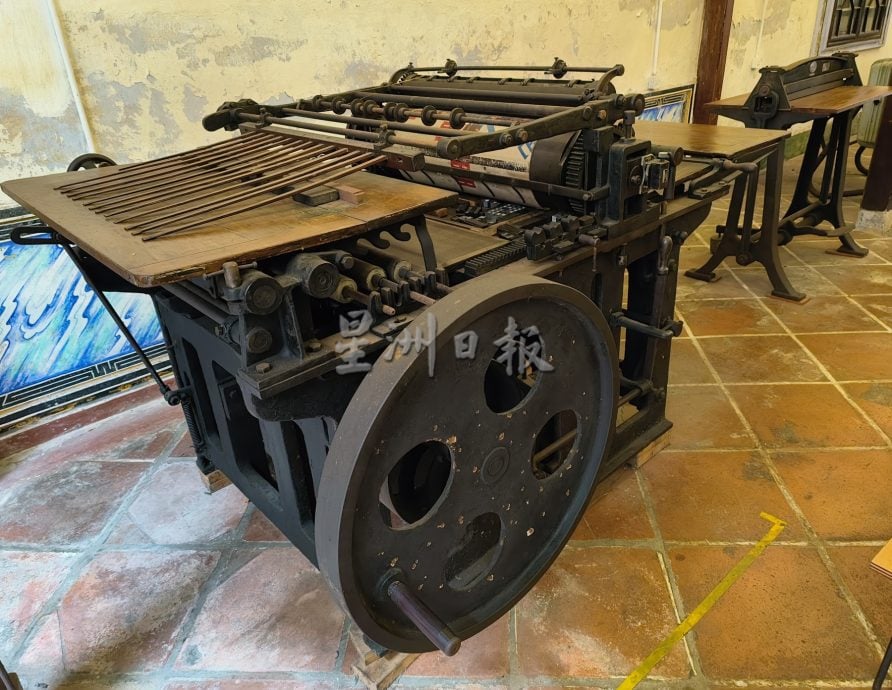 （古城封底主文）《用眼睛去旅游》：洛阳印务局