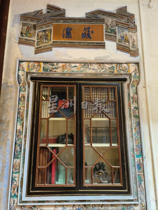 （古城封底主文）《用眼睛去旅游》：洛阳印务局