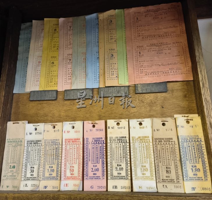 （古城封底主文）《用眼睛去旅游》：洛阳印务局