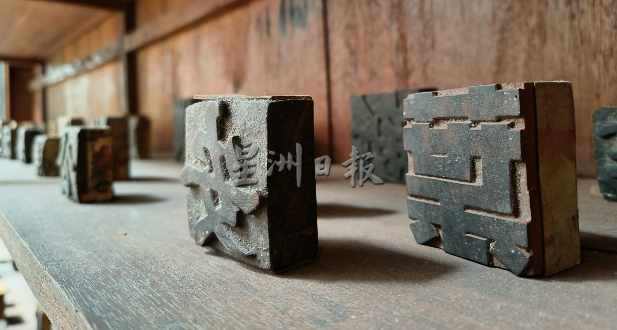 （古城封底主文）《用眼睛去旅游》：洛阳印务局