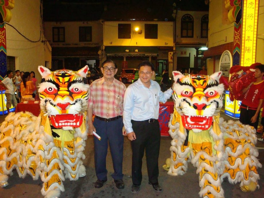 （古城封底主文）【带你去找爱】：两代傻傻的爱