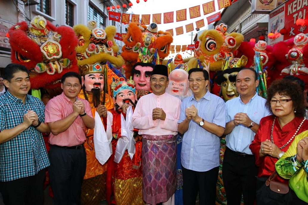 （古城封底主文）【带你去找爱】：两代傻傻的爱