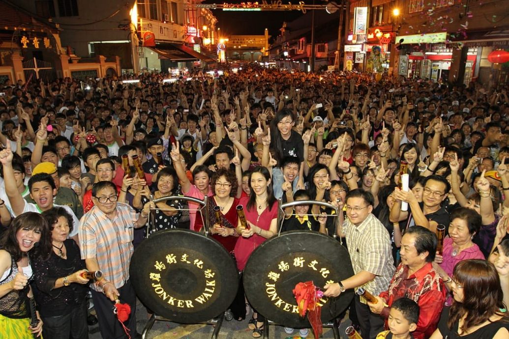 （古城封底主文）【带你去找爱】：两代傻傻的爱