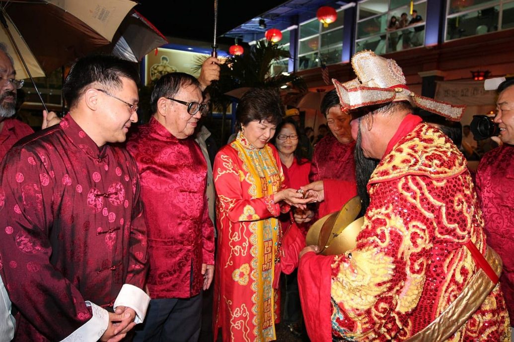 （古城封底主文）【带你去找爱】：两代傻傻的爱