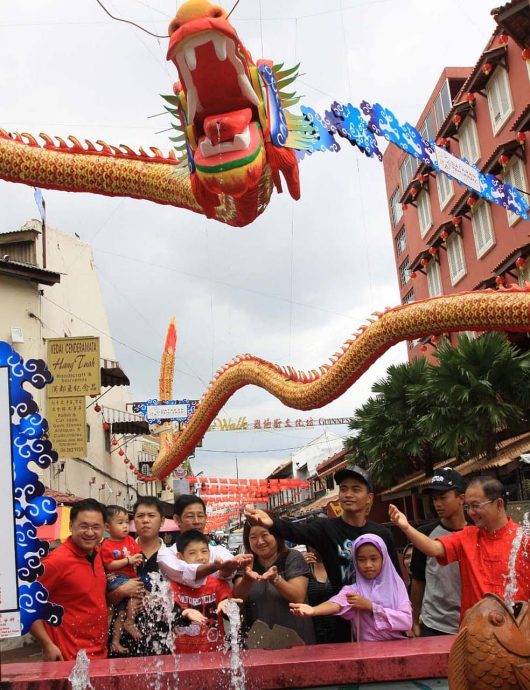 （古城封底主文）【带你去找爱】：两代傻傻的爱