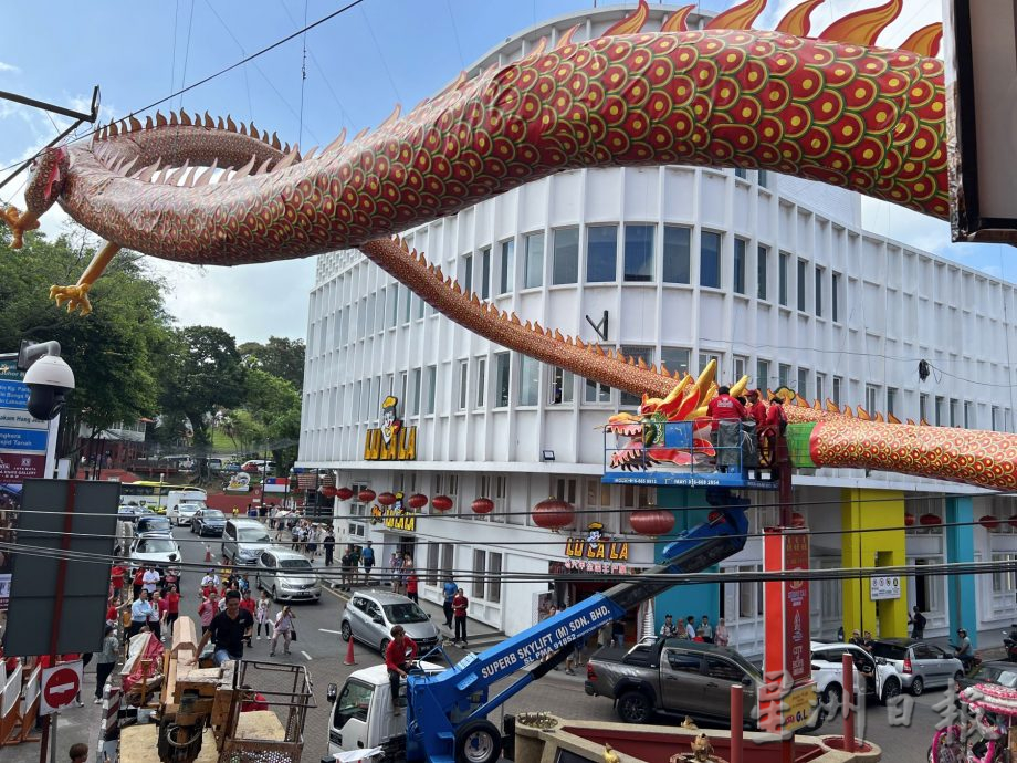 (古城封面主文)“龘龘龘”飞天祥龙升空迎新岁