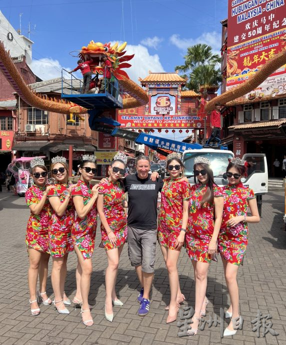 (古城封面主文)“龘龘龘”飞天祥龙升空迎新岁