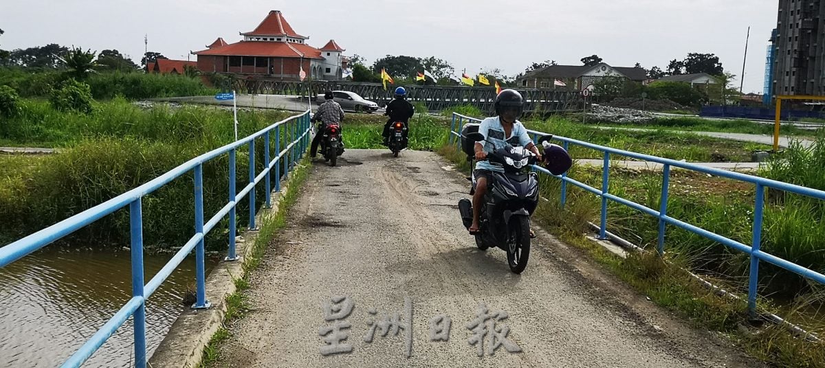（古城封面主文）不到2个月，通往浮罗加东瑟都浪达因倍力桥的路面龟裂下陷
