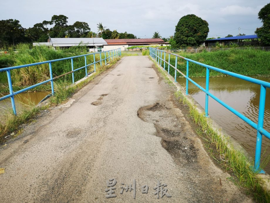 (古城封面主文)不到2个月,通往浮罗加东瑟都浪达因倍力桥的路面龟裂下陷