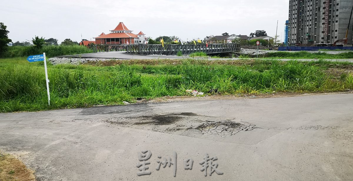 （古城封面主文）不到2个月，通往浮罗加东瑟都浪达因倍力桥的路面龟裂下陷