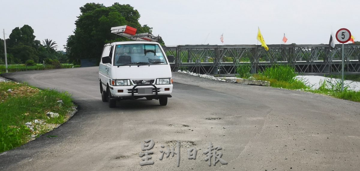 （古城封面主文）不到2个月，通往浮罗加东瑟都浪达因倍力桥的路面龟裂下陷