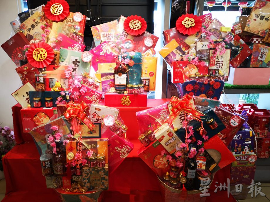 （古城封面主文）不受价位略涨影响 新春礼篮行情看俏热销 轻巧礼盒受追棒