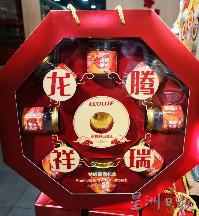 （古城封面主文）不受价位略涨影响 新春礼篮行情看俏热销 轻巧礼盒受追棒