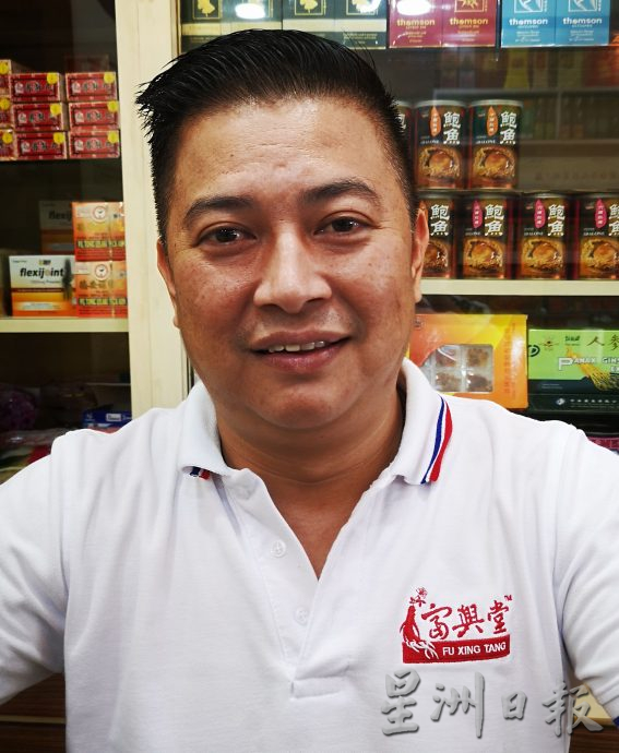 （古城封面主文）不受价位略涨影响 新春礼篮行情看俏热销 轻巧礼盒受追棒