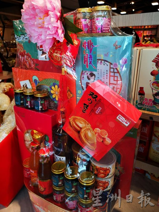 （古城封面主文）不受价位略涨影响 新春礼篮行情看俏热销 轻巧礼盒受追棒