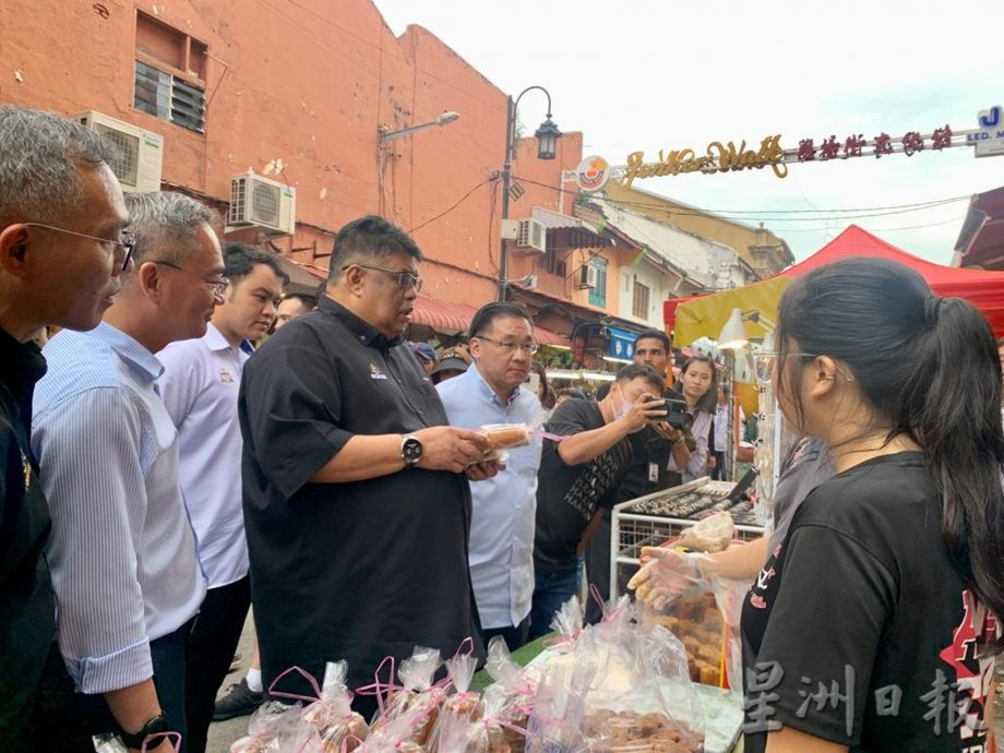 (古城封面主文)方便华裔过年·首长宣布无车区减至21小时至2月杪